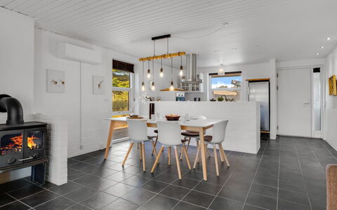Örjan - 400M from the Sea: Pavimentazione, Legna, Interior Design, Soffitto, Pavimento, Mobilia, Illuminazione, Lampada, Cucina, Cucina & Sala Da Pranzo Tavolo