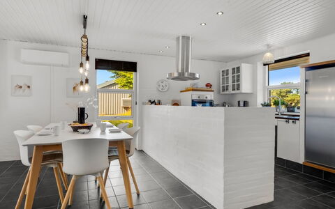 Örjan - 400M from the Sea: Mobilia, Pavimentazione, Interior Design, Legna, Cucina, Soffitto, Controsoffitto, Pavimento, Cucina & Sala Da Pranzo Tavolo, Illuminazione