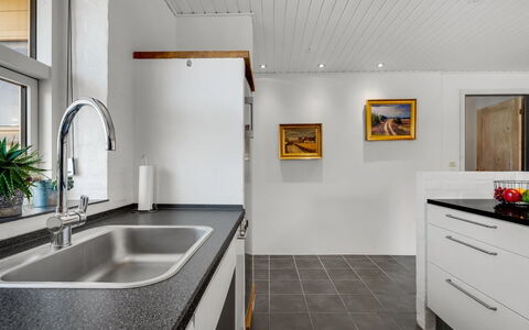 Örjan - 400M from the Sea: Pavimentazione, Legna, Soffitto, Controsoffitto, Interior Design, Cucina, Pavimento, Cabinetry, Elettrodomestico, Idraulico Fixture