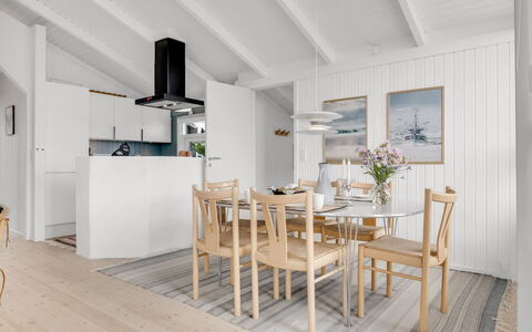 Laurentius - 300M from the Sea: Pavimentazione, Legna, Pavimento, Interior Design, Mobilia, Pavimento In Legno, Soffitto, Cucina & Sala Da Pranzo Tavolo, Sala Da Pranzo, Sedia