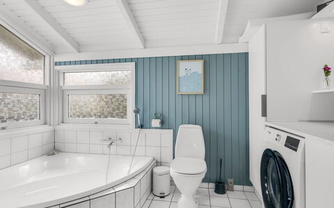 Laurentius - 300M from the Sea: Interior Design, Pavimentazione, Idraulico Fixture, Soffitto, Pavimento, Rubinetto, Lavello, Bagno, Idraulico, Casa