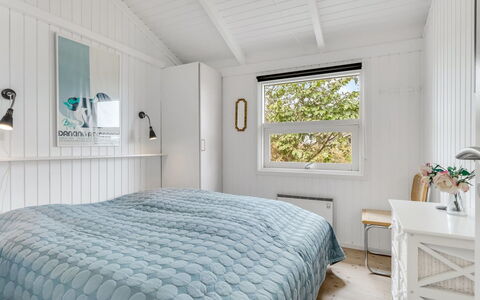 Laurentius - 300M from the Sea: Camera Da Letto, Letto, Interior Design, Legna, Lenzuolo, Bedding, Biancheria, Soffitto, Mobilia, Pavimento
