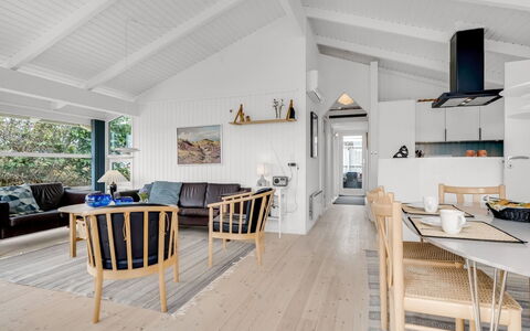 Laurentius - 300M from the Sea: Legna, Pavimentazione, Interior Design, Soffitto, Pavimento, Pavimento In Legno, Casa, Mobilia, Soggiorno, Latifoglie