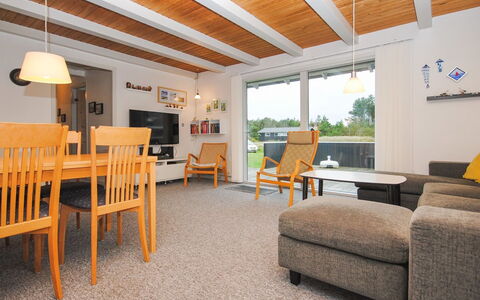 Amber - 500M from the Sea: Legna, Casa, Villetta, Casa, Tetto, Area Rurale, Raccordo, Log Cabin, Edifici Giardino, Latifoglie