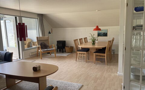 Felicia - 800M from the Sea: Mobilia, Pavimentazione, Interior Design, Pavimento, Legna, Soffitto, Pavimento In Legno, Sedia, Camera, Soggiorno