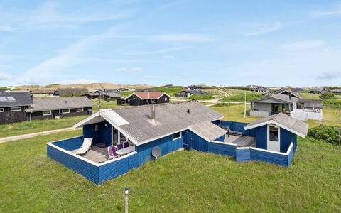 Joern - 300M from the Sea: Tetto, Casa, Casa, Raccordo, Villetta, Materiale Composito, Porta, Finestra A Ghigliottina, Estate, Camino