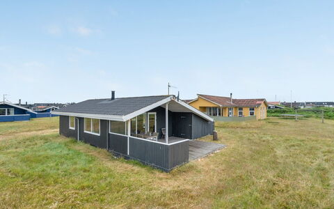 Svea - 400M from the Sea: Tetto, Casa, Villetta, Raccordo, Shade, Agriturismo, Estate, Driveway, Edifici Giardino, Cortile