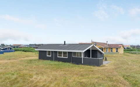 Svea - 400M from the Sea: Tetto, Casa, Villetta, Raccordo, Shade, Agriturismo, Estate, Driveway, Edifici Giardino, Cortile