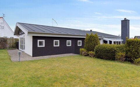 Frethi - 350M from the Sea: Tetto, Casa, Casa, Villetta, Raccordo, Estate, Driveway, Edifici Giardino, Cortile, Capannone