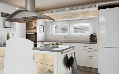 Frethi - 350M from the Sea: Tetto, Casa, Casa, Villetta, Raccordo, Estate, Driveway, Edifici Giardino, Cortile, Capannone