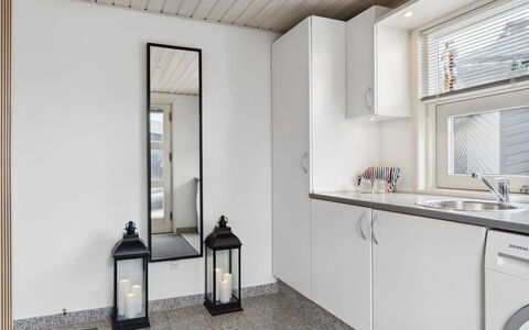 Frethi - 350M from the Sea: Tetto, Casa, Casa, Villetta, Raccordo, Estate, Driveway, Edifici Giardino, Cortile, Capannone
