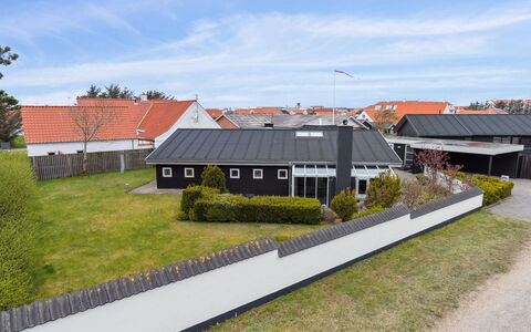 Frethi - 350M from the Sea: Tetto, Casa, Casa, Villetta, Raccordo, Estate, Driveway, Edifici Giardino, Cortile, Capannone