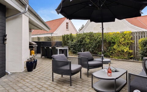 Frethi - 350M from the Sea: Tetto, Casa, Casa, Villetta, Raccordo, Estate, Driveway, Edifici Giardino, Cortile, Capannone