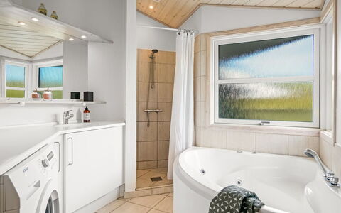 Hildburg - 1.5Km from the Sea: Interior Design, Pavimentazione, Idraulico Fixture, Pavimento, Soffitto, Rubinetto, Bagno, Idraulico, Lavello, Vasca Da Bagno