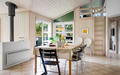 Hildburg - 1.5Km from the Sea: Mobilia, Interior Design, Pavimentazione, Pavimento, Legna, Soffitto, Sedia, Lampada, Pavimento In Legno, Cucina