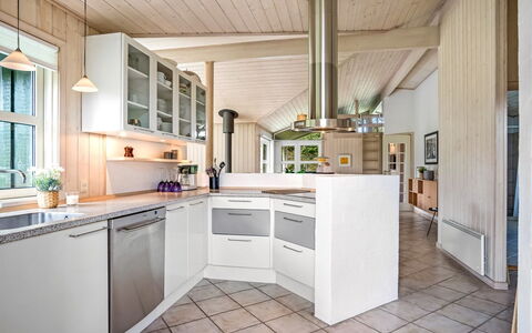 Hildburg - 1.5Km from the Sea: Cucina, Controsoffitto, Interior Design, Legna, Pavimentazione, Soffitto, Cabinetry, Lampada, Elettrodomestico Da Cucina, Mobilia