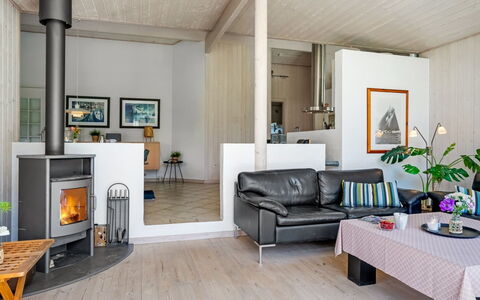Hildburg - 1.5Km from the Sea: Pavimentazione, Pavimento, Interior Design, Legna, Mobilia, Soffitto, Pavimento In Legno, Camera, Illuminazione, Soggiorno