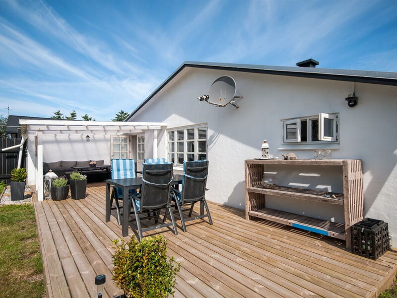 ellanora - 400m From The Sea