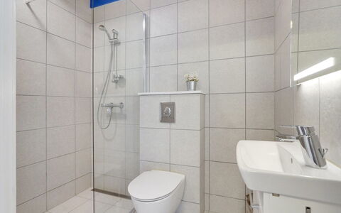 Otte - 500M from the Sea: Bagno, Idraulico Fixture, Pavimentazione, Interior Design, Pavimento, Gabinetto, Lavello, Toilet Seat, Idraulico, Lavandino Del Bagno