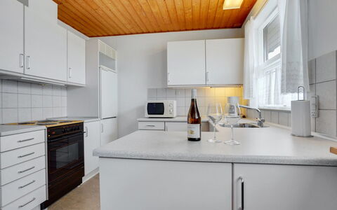 Otte - 500M from the Sea: Pavimentazione, Cucina, Legna, Interior Design, Controsoffitto, Pavimento, Soffitto, Cabinetry, Apparecchio Major, Camera