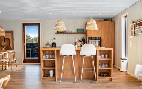 Kiina - 100M from the Sea: Mobilia, Pavimentazione, Legna, Interior Design, Pavimento, Pavimento In Legno, Tavolo, Cucina, Seggiola Da Bar, Sedia