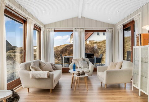 Kiina - 100M from the Sea: Legna, Interior Design, Casa, Soggiorno, Divano, Pavimento, Mobilia, Pavimento In Legno, Camera