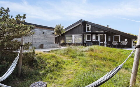 Nilson - 1.4Km from the Sea: Mobilia, Interior Design, Sedia, Pavimentazione, Tavolo, Ricorrere, Pavimento, Soffitto, Camera, Eco Hotel
