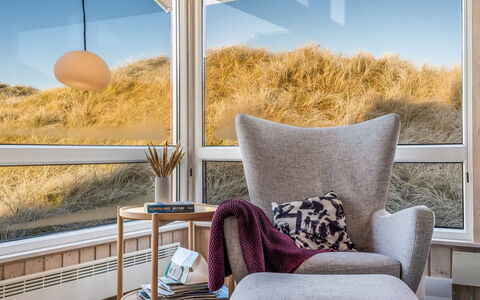 Ludviga - 400M from the Sea: Mobilia, Interior Design, Casa, Sedia, Bicchiere, Comfort, Pianta Della Casa, Materiali Naturali, Illuminazione Diurna, Soggiorno