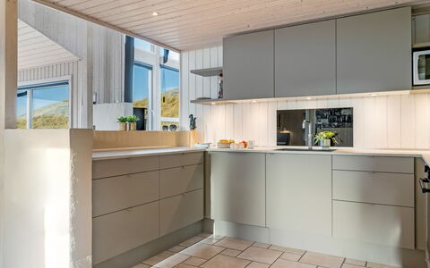 Ludviga - 400M from the Sea: Cucina, Controsoffitto, Elettrodomestico Da Cucina, Pavimentazione, Interior Design, Cabinetry, Mobilia, Legna, Pavimento, Apparecchio Major