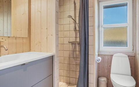 Ludviga - 400M from the Sea: Idraulico Fixture, Pavimentazione, Legna, Pavimento, Bagno, Lavello, Gabinetto, Interior Design, Idraulico, Mobiletto Del Bagno