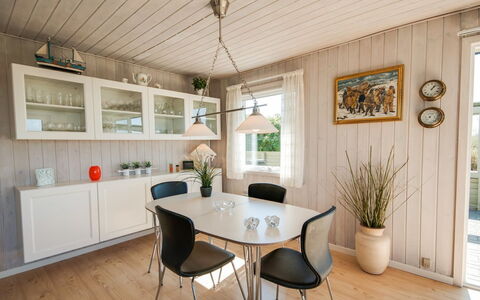 Diuri - 400M from the Sea: Mobilia, Interior Design, Pavimentazione, Legna, Soffitto, Lampada, Pavimento, Tavolo, Cucina & Sala Da Pranzo Tavolo, Sala Da Pranzo
