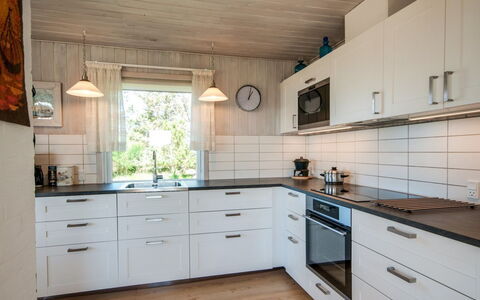 Diuri - 400M from the Sea: Cucina, Controsoffitto, Legna, Pavimentazione, Cabinetry, Elettrodomestico Da Cucina, Interior Design, Casa, Pavimento, Cassetto