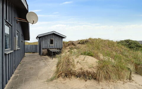 Aghe - 250M from the Sea: Legna, Tetto, Architettura, Casa, Casa, Villetta, Raccordo, Latifoglie, Pendenza, Estate