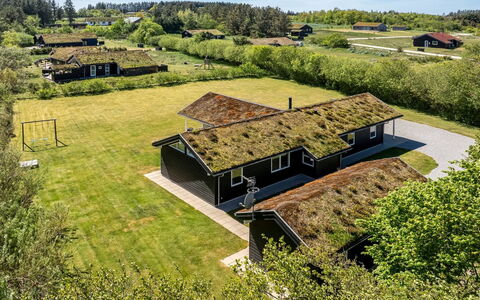 Ricus - 1.8Km from the Sea: Costruzione, Casa, Zona Residenziale, Casa, Arbusto, Tetto, Villetta, Estate, Giardino