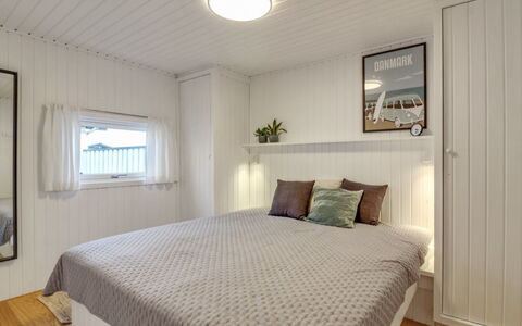 Rutha - 45M from the Sea: Legna, Pavimentazione, Camera Da Letto, Interior Design, Pavimento, Letto, Soffitto, Bedding, Lenzuolo, Mobilia