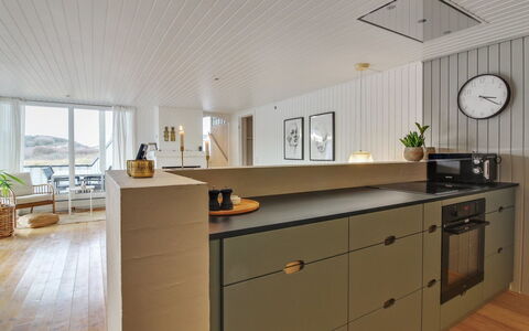 Rutha - 45M from the Sea: Pavimentazione, Cucina, Controsoffitto, Legna, Interior Design, Cabinetry, Elettrodomestico Da Cucina, Mobilia, Pavimento, Soffitto