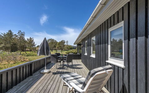 Melisande - 950M from the Sea: Tetto, Casa, Lotto, Casa, Villetta, Estate, Edifici Giardino, Shade, Log Cabin, Landscaping