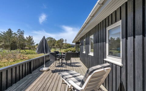 Melisande - 950M from the Sea: Tetto, Casa, Lotto, Casa, Villetta, Estate, Edifici Giardino, Shade, Log Cabin, Landscaping