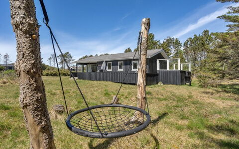 Melisande - 950M from the Sea: Tetto, Casa, Lotto, Casa, Villetta, Estate, Edifici Giardino, Shade, Log Cabin, Landscaping