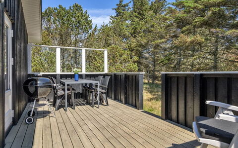 Melisande - 950M from the Sea: Tetto, Casa, Lotto, Casa, Villetta, Estate, Edifici Giardino, Shade, Log Cabin, Landscaping