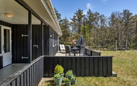 Melisande - 950M from the Sea: Tetto, Casa, Lotto, Casa, Villetta, Estate, Edifici Giardino, Shade, Log Cabin, Landscaping