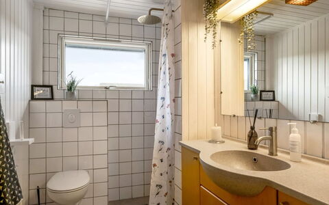 Hunved - 500M from the Sea: Parete, Idraulico Fixture, Interior Design, Lavandino Del Bagno, Pavimentazione, Bagno, Lavello, Rubinetto, Pavimento, Soffitto