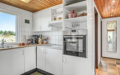 Thorid - 200M from the Sea: Cucina, Pavimentazione, Parete, Elettrodomestico Da Cucina, Legna, Apparecchio Major, Interior Design, Controsoffitto, Pavimento, Soffitto