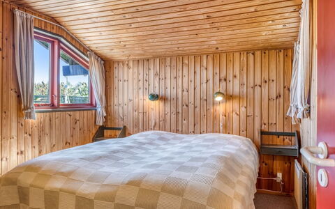Thorid - 200M from the Sea: Legna, Casa, Camera Da Letto, Color Legno, Villetta, Latifoglie, Soffitto, Log Cabin, Letto, Telaio Del Letto
