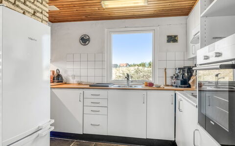 Thorid - 200M from the Sea: Cucina, Pavimentazione, Apparecchio Major, Legna, Elettrodomestico Da Cucina, Controsoffitto, Pavimento, Soffitto, Interior Design, Cabinetry