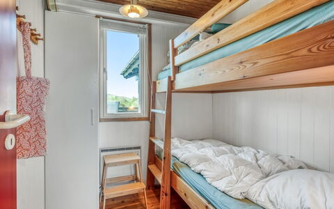 Thorid - 200M from the Sea: Legna, Casa, Soffitto, Porta, Camera Da Letto, Color Legno, Latifoglie, Telaio Del Letto, Plank, Letto