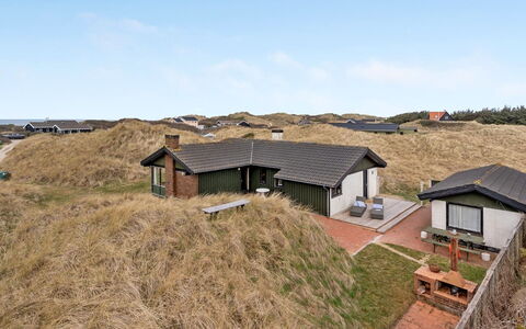 Thorid - 200M from the Sea: Tetto, Casa, Villetta, Raccordo, Shade, Agriturismo, Estate, Driveway, Edifici Giardino, Cortile