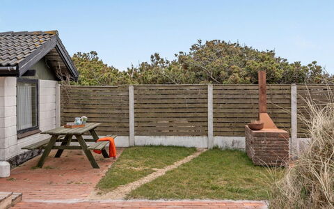 Thorid - 200M from the Sea: Tetto, Casa, Villetta, Raccordo, Shade, Agriturismo, Estate, Driveway, Edifici Giardino, Cortile