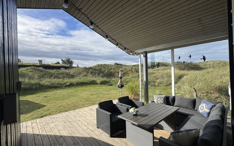 Ejnarine - 300M from the Sea: Tetto, Portico, Mobilia, Lotto, Shade, Mobili Da Esterno, Struttura Esterna, Deck, Sedia, Villetta