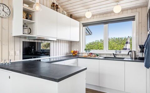 Ejnarine - 300M from the Sea: Cucina, Controsoffitto, Elettrodomestico Da Cucina, Interior Design, Legna, Apparecchio Major, Soffitto, Cabinetry, Elettrodomestico, Cucina Stufa